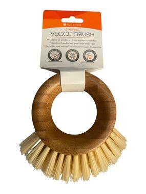 Full Circle ‘The Ring’ Bamboo Veggie Brush in Natural